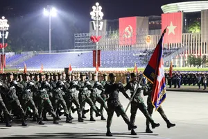 Khối quân đội Hoàng gia Campuchia tại lễ hợp luyện tối 21-8 tại Hà Nội. Ảnh: QUANG PHÚC