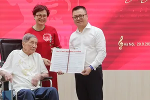 Nhạc sĩ Phạm Tuyên trao tặng bài hát “Như có Bác trong ngày đại thắng” cho Báo Nhân Dân