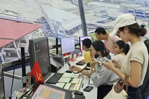 Trải nghiệm điều hành máy bay gây ấn tượng tại Triển lãm thành tựu đất nước