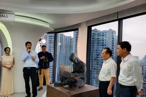 Tượng Satoshi Nakamoto được đặt tại Công ty 1Matrix (Hà Nội)