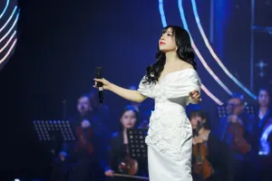 Quán quân Sao Mai điểm hẹn 2010 Minh Chuyên