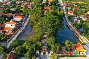 Di tích quốc gia đặc biệt Đền Trần Thương. Tương truyền, nơi đây từng là kho lương lớn của quân Trần trong cuộc kháng chiến chống Nguyên - Mông thế kỷ XIII.