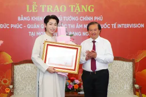 Thứ trưởng Tạ Quang Đông trao Bằng khen của Thủ tướng Chính phủ cho ca sĩ Đức Phúc