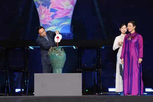 Thủ tướng Chính phủ và các đại biểu thực hiện nghi thức đặc biệt (vẽ tranh gốm ngũ sắc) khai mạc lễ hội. Ảnh: QUANG PHÚC