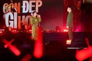 Nguyễn Hùng và Vũ thể hiện ca khúc "Còn gì đẹp hơn"