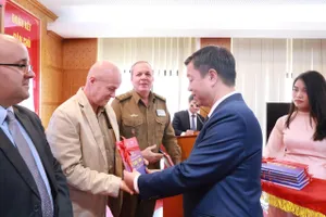 Trao tặng cuốn sách cho đại diện Đại sứ quán Cuba tại Việt Nam