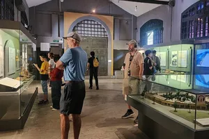 Du khách tham quan di tích Nhà tù Hỏa Lò (Hà Nội)