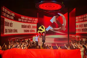 Chương trình nghệ thuật chính luận "Mãi mãi niềm tin theo Đảng". Ảnh: BẢO LONG