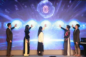 Các đại biểu bấm nút khởi động Liên hoan phim châu Á Đà Nẵng lần thứ IV