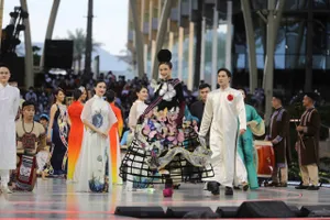 Bộ sưu tập của các nhà tạo mẫu Việt Nam được trình diễn trong Ngày Việt Nam tại nước ngoài. Ảnh: NAM NGUYỄN