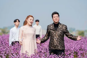 NSND Quốc Hưng và ca sĩ Thu Hằng thể hiện trong MV "Đất nước hôm nay"