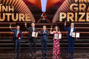 Chủ tịch Quốc hội Trần Thanh Mẫn trao giải thưởng Chính VinFuture 2025 cho các nhà khoa học