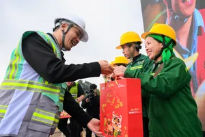 Trao quà tết cho công nhân đang làm việc tại công trường trọng điểm 