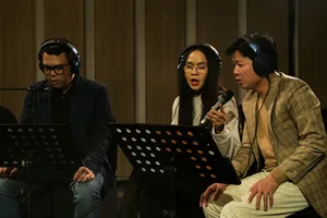 NSƯT Vũ Thắng Lợi và ê kíp thu âm album "Mùa chim én bay"