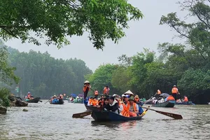 Siết chặt quản lý hoạt động của lái đò tại lễ hội Chùa Hương (Hà Nội)