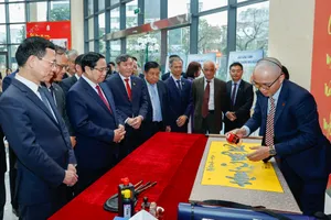 Thủ tướng Phạm Minh Chính tham quan không gian trưng bày về Hán Nôm tại Viện Hàn lâm Khoa học xã hội Việt Nam. Ảnh: NHẬT NAM 