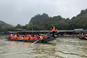 Siết chặt quản lý xe điện, đò chở khách tại Chùa Hương mùa lễ hội