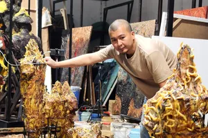 Nghệ sĩ Lê Hữu Hiếu chuẩn bị tác phẩm tham dự triển lãm
