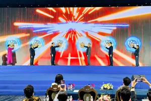 Phó Thủ tướng Mai Văn Chính cùng các đại biểu thực hiện nghi thức công bố Bộ giá trị Văn hóa kinh doanh Việt Nam trong kỷ nguyên mới