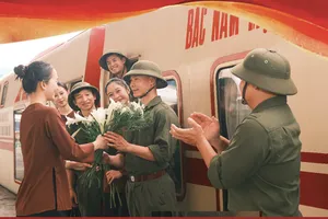 Chuyến tàu trải nghiệm đưa du khách chạm vào ký ức, một sản phẩm du lịch của Hà Nội dịp đại lễ 30-4. Ảnh: HỒ ĐIỆP