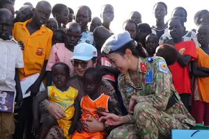 Đóng bàn ghế, tặng quần áo, sách vở cho người dân Nam Sudan dịp 30-4