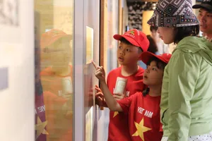 Khách tham quan tại di tích Văn Miếu- Quốc Tử Giám. Ảnh: ANH VÂN
