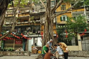 Cảnh khu tập thể cũ trong phim "Dưới ô cửa sáng đèn". Ảnh DƯƠNG NGUYỄN