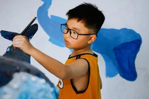Nguyễn Minh Quân (11 tuổi) tác giả bộ tranh Tiếng nói đại dương, được lọt vào Top 10. Ảnh: BÁO THỂ THAO VÀ VĂN HÓA