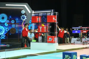 Đội tuyển của Trường Đại học Lạc Hồng giành vị trí vô địch cuộc thi Robocon Việt Nam 2026. Ảnh LIÊN MAI