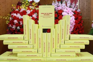 Sách của Đại tướng Nguyễn Trọng Nghĩa, Chủ nhiệm Tổng cục Chính trị Quân đội nhân dân Việt Nam. Ảnh: NGUYỄN CHẮT