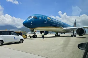 Chuyến bay hạ cánh khẩn cấp tại Hồng Công để hỗ trợ hành khách. Ảnh: VNA