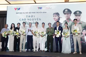 Các đại biểu tặng hoa đoàn làm phim "Trời cao nguyên xanh". Ảnh: DƯƠNG HOÀNG