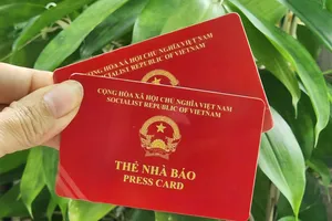 Tiếp tục gia hạn thẻ nhà báo. Ảnh: THU HÀ