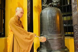 Chùa Quán Sứ (Hà Nội) cử chuông sáng 27-7 tưởng niệm các Anh hùng liệt sĩ. Ảnh: GHPGVN