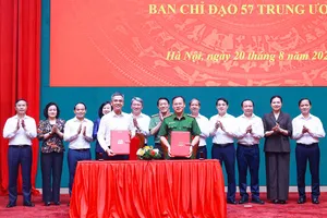 Ký biên bản bàn giao Cơ quan Thường trực Ban Chỉ đạo 57 Trung ương từ Văn phòng Trung ương Đảng về Bộ Công an. Ảnh: MINH HẢI