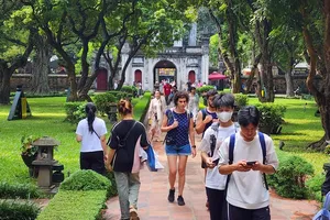 Du khách tham quan Văn Miếu - Quốc Tử Giám (Hà Nội). Ảnh: THU HÀ