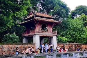 Du khách đến Văn Miếu - Quốc Tử Giám giữa kỳ nghỉ lễ Quốc khánh. Ảnh: THU HÀ