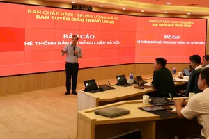 Đại diện tổ kỹ thuật báo cáo tình hình xây dựng ba hệ thống giám sát. Ảnh: PV