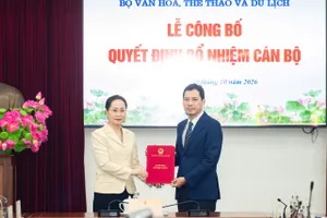 Bộ trưởng Bộ VH-TT-DL Lâm Thị Phương Thanh trao quyết định điều động, bổ nhiệm ông Lê Quang Tự Do làm Cục trưởng Cục Báo chí. Ảnh: VIỆT HÀ