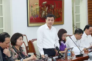 Phó Cục trưởng Cục Điện ảnh Đỗ Quốc Việt trả lời về vấn đề quản lý phim trên không gian mạng tại họp báo, sáng 9-10. Ảnh: HUẤN TRẦN