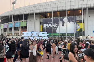 Fan BigBang náo nhiệt trước giờ diễn của BigBang tại Mỹ Đình. Ảnh: TRÚC ANH