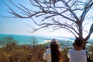 Du khách có thể dễ dàng lập chuyến đi du lịch trong một khung chat. Ảnh: THU HÀ