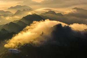 Tác phẩm “Phật ngự giữa mây ngàn trên nóc Đông Dương” của tác giả Bùi Văn Hải (TPHCM) được trao giải nhất