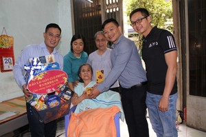 劉桂大娘（坐者）臥病後的近年來一直獲得時代廣場公司總經理張豐裕每月定期資助醫藥費。