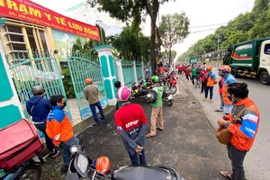 數十名快遞員排隊等待檢測。