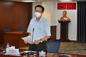 市新冠肺炎疫情防控指委會副主任范德海在會上提供資訊。