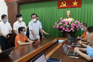 市委書記阮文年視察重啟經濟與抗疫指揮中心的運作。