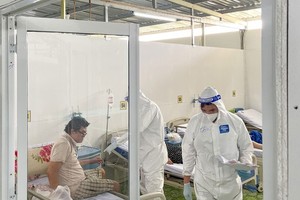  醫護人員照顧重症新冠患者。