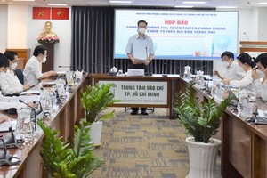 市新冠肺炎疫情防控指委會副主任范德海在會上提供資訊。