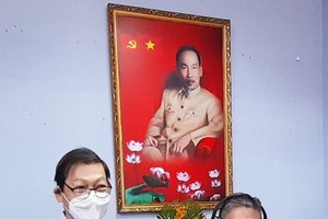 市商會副會長阮福興轉授“競賽戰士”稱號給杭慰瑤先生（右）。